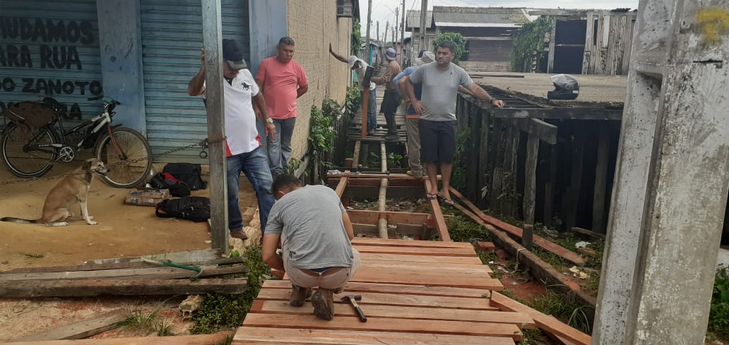 Prefeitura acelera na construção de passarelas da parte baixa da cidade.